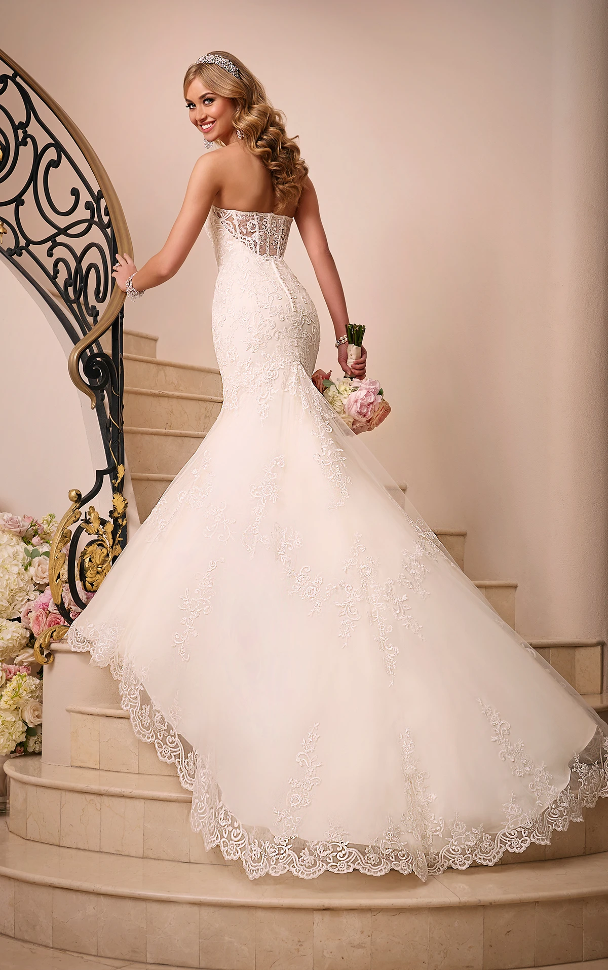 Fitted Lace Wedding Dress 1