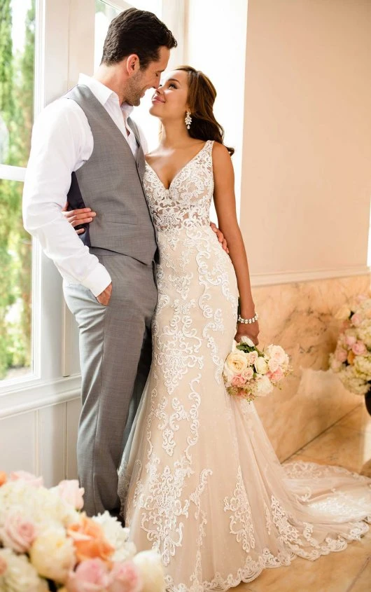 Featured image of post Champagne Wedding Dress With Ivory Lace Overlay
