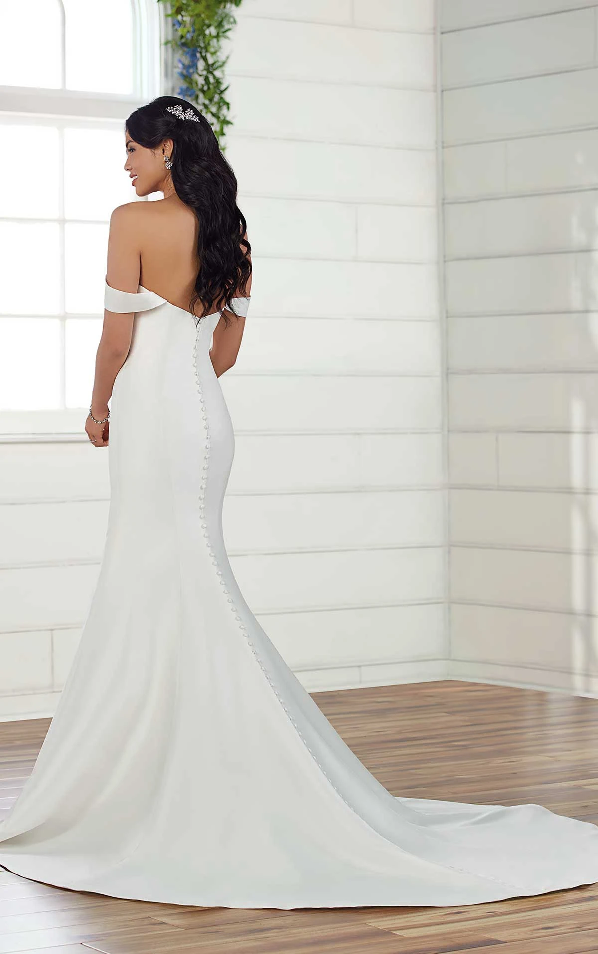 Sleek and Structured OffShoulder Mermaid Wedding Dress